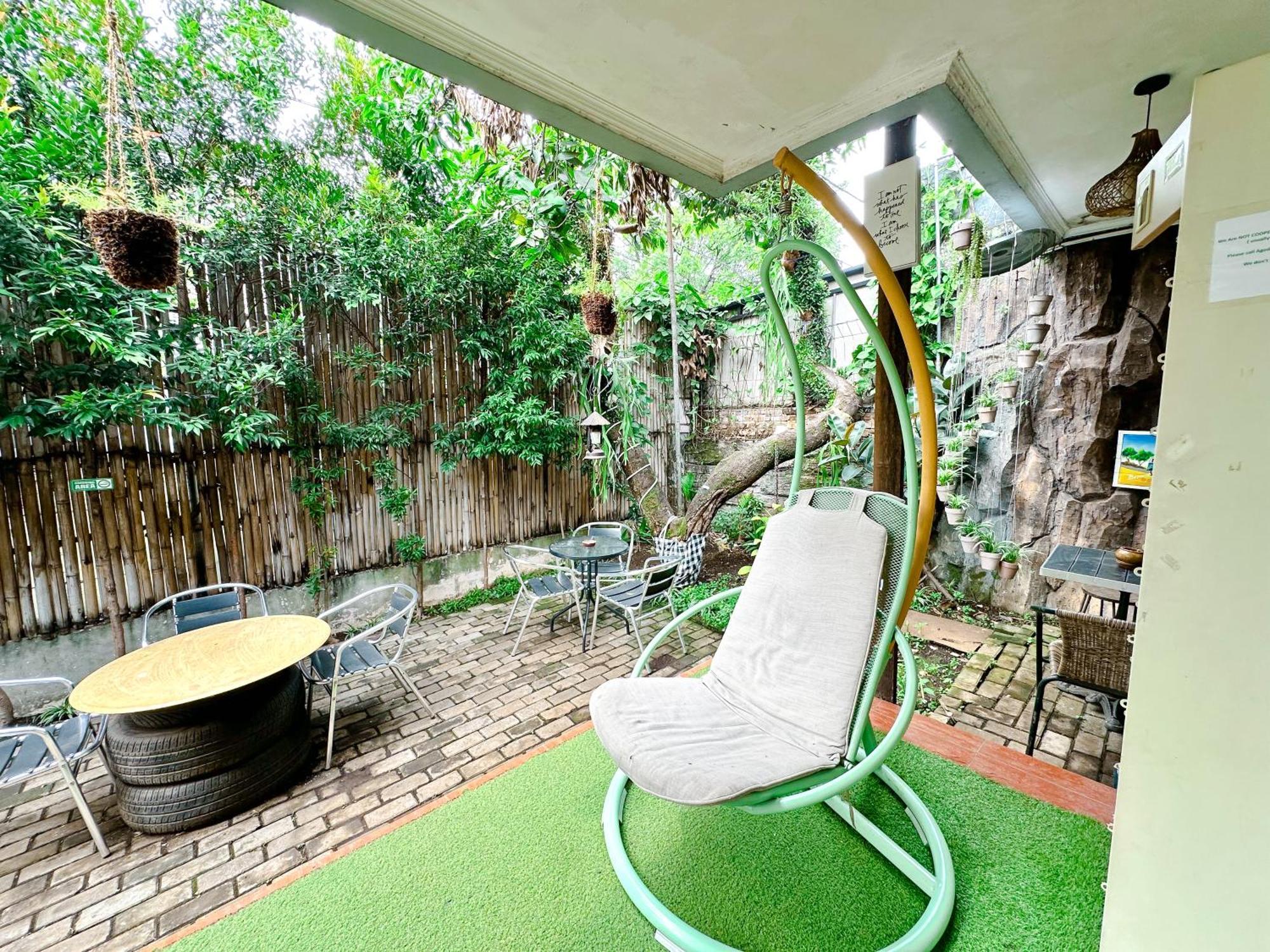 Hostel OsteL By OstiC Bandung Exterior foto