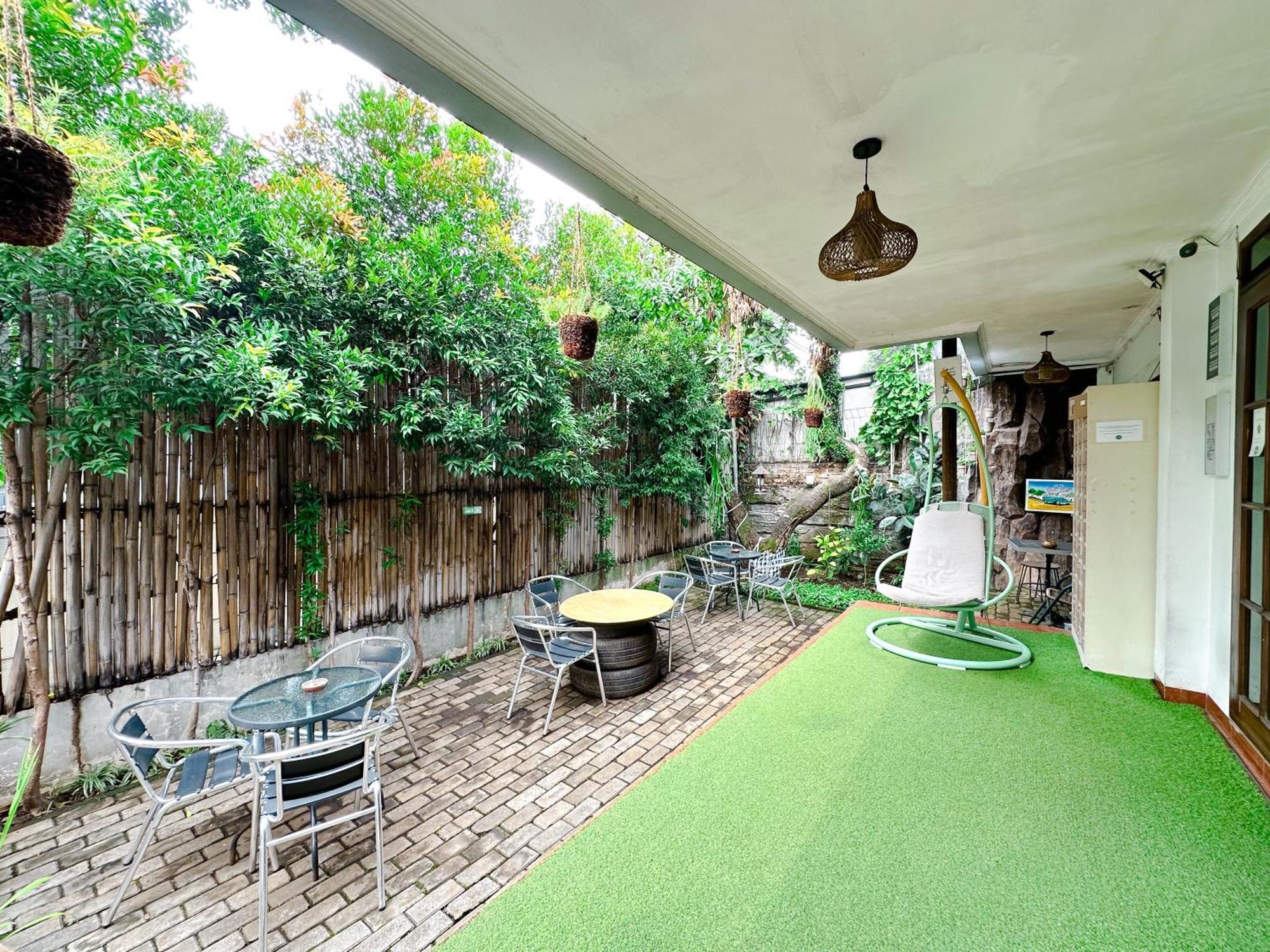 Hostel OsteL By OstiC Bandung Exterior foto