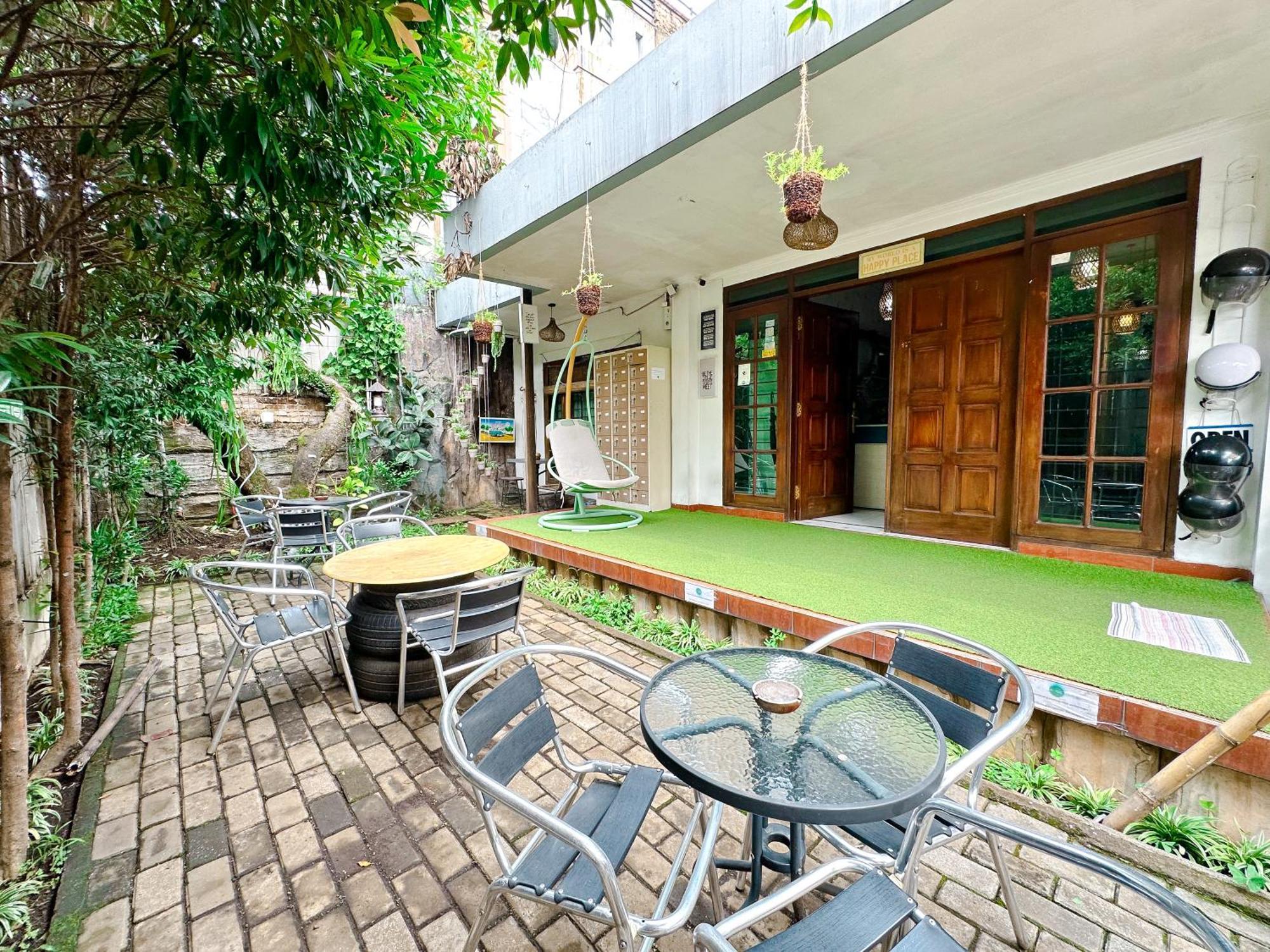 Hostel OsteL By OstiC Bandung Exterior foto