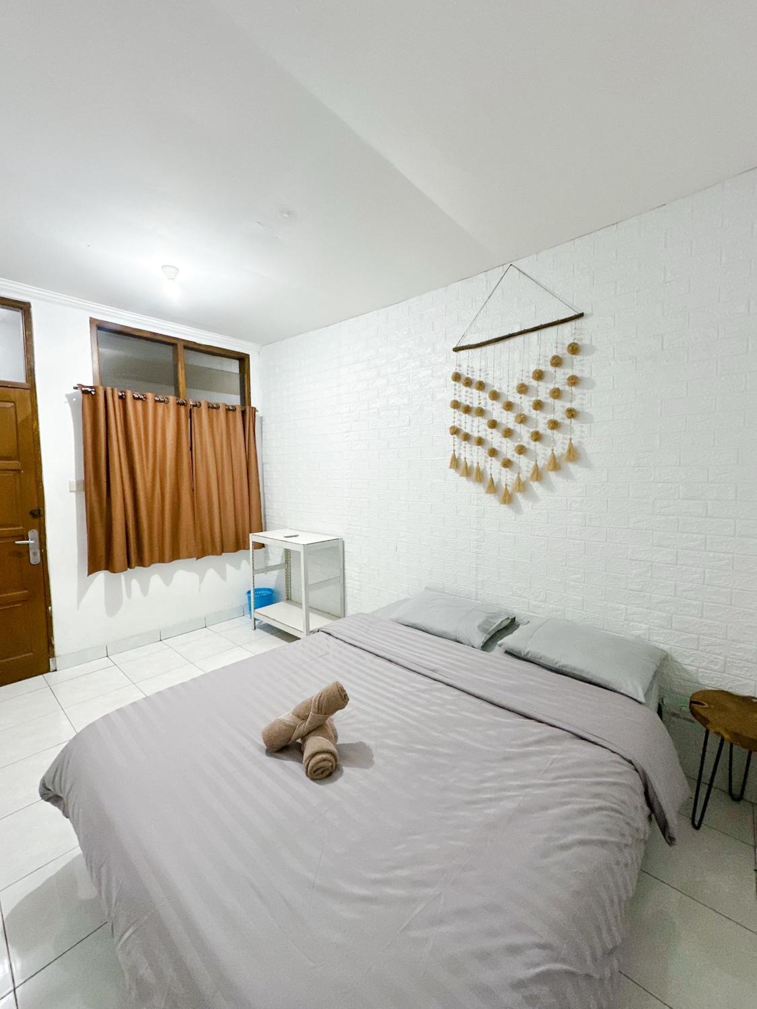 Hostel OsteL By OstiC Bandung Exterior foto
