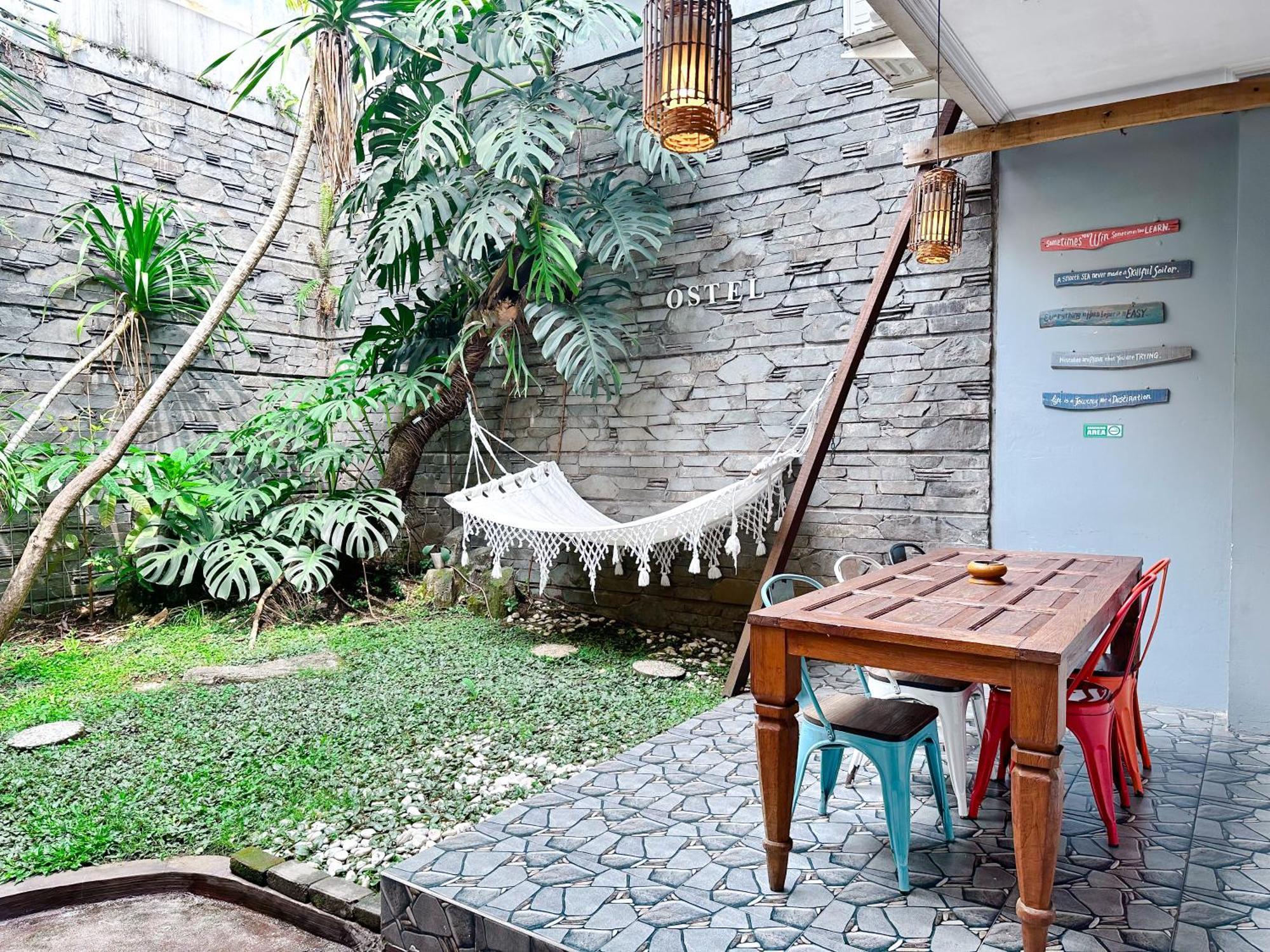 Hostel OsteL By OstiC Bandung Exterior foto