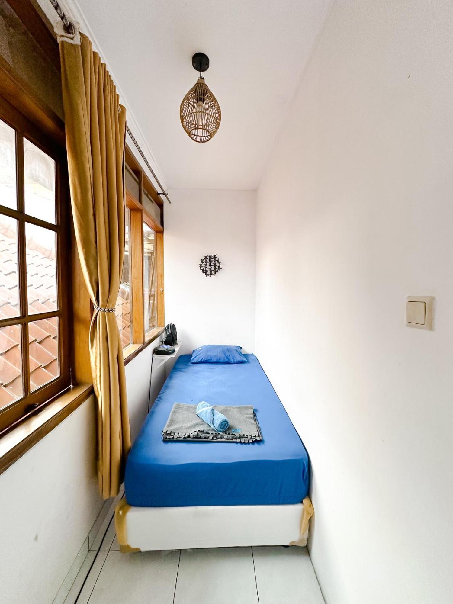 Hostel OsteL By OstiC Bandung Exterior foto