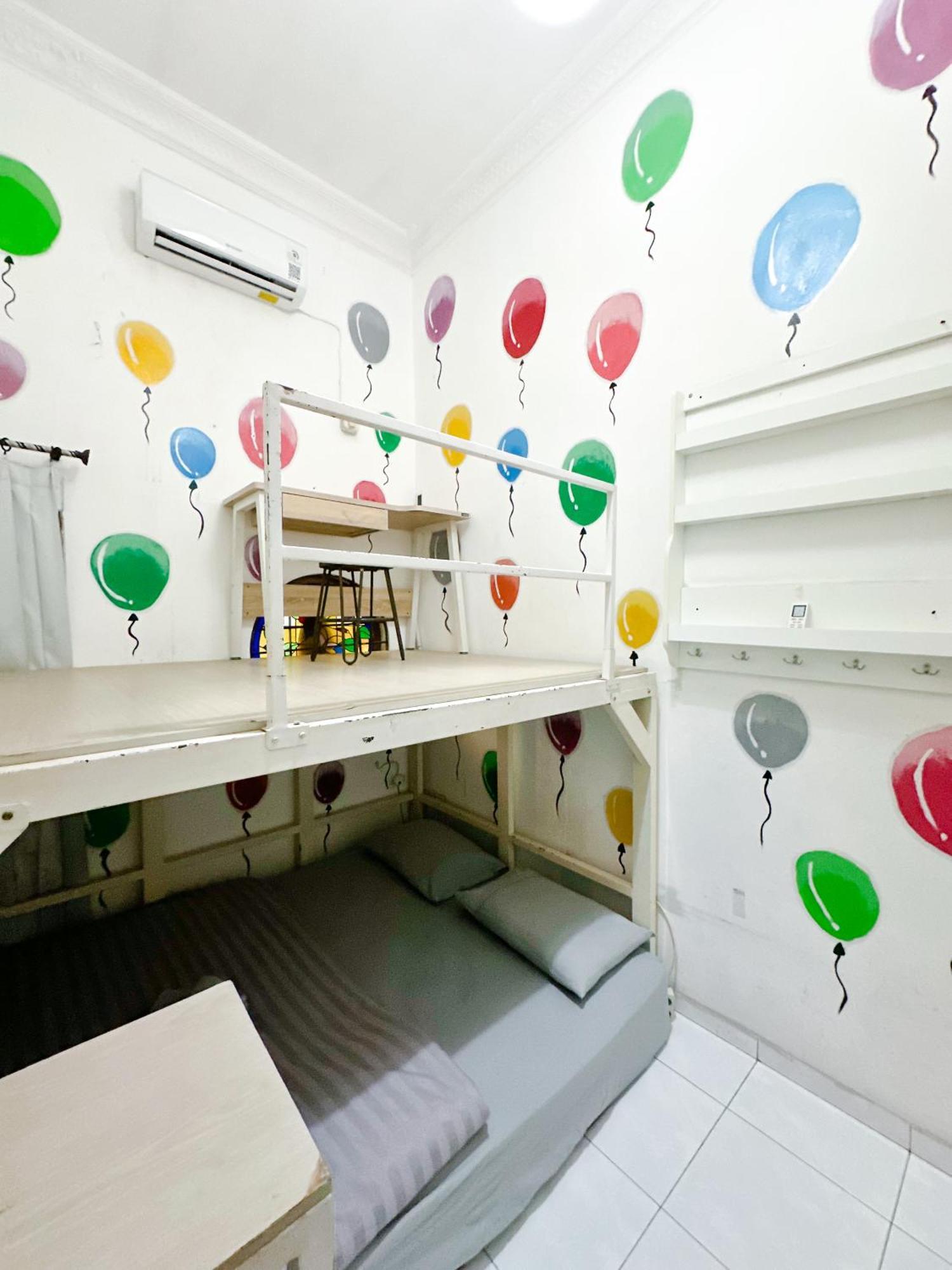 Hostel OsteL By OstiC Bandung Exterior foto