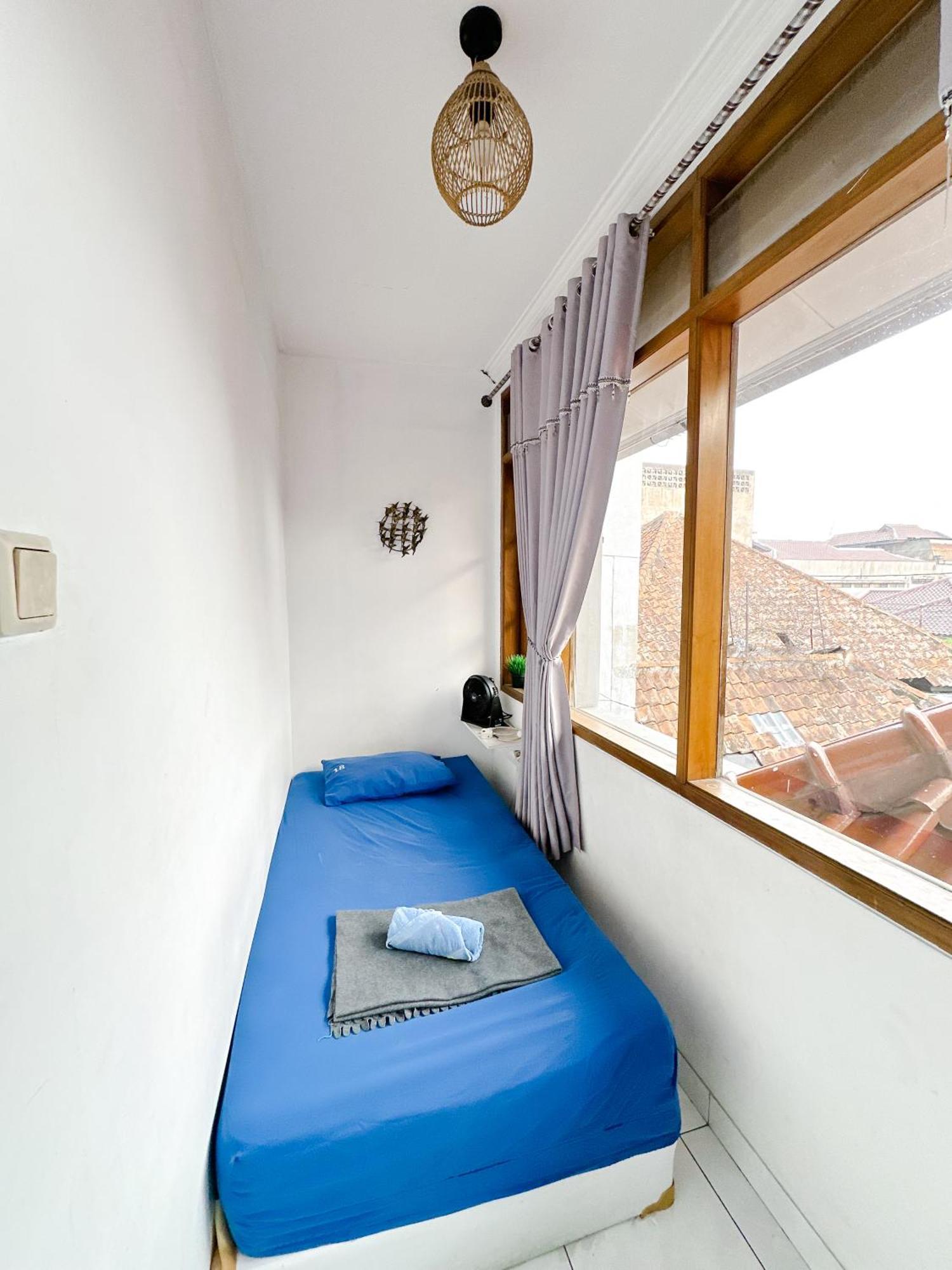 Hostel OsteL By OstiC Bandung Exterior foto